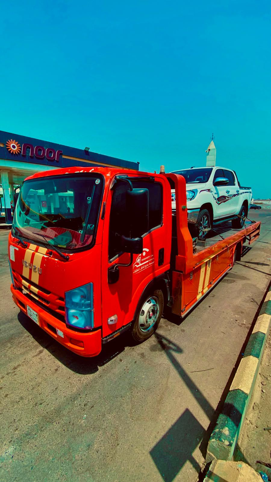 سطحة برتقالية تنقل سيارة مرسيدس G-Class في جدة