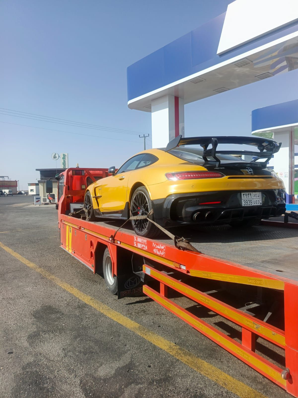 سطحة هيدروليك حمراء تنقل سيارة BMW فاخرة في جدة