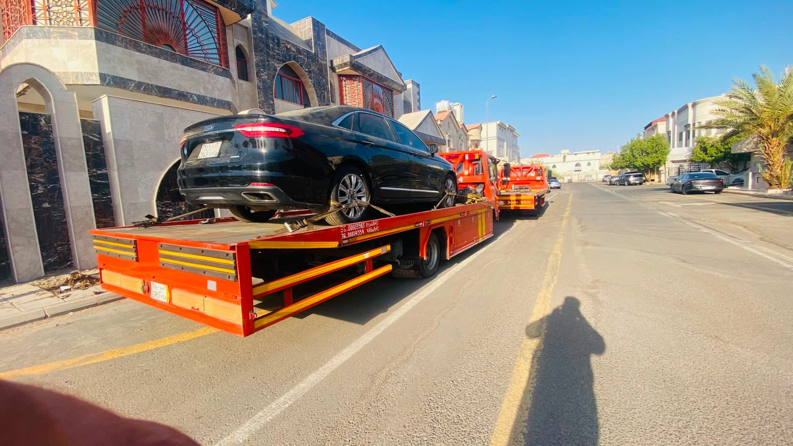نقل سيارة مرسيدس S-Class بسطحة في جدة ليلًا